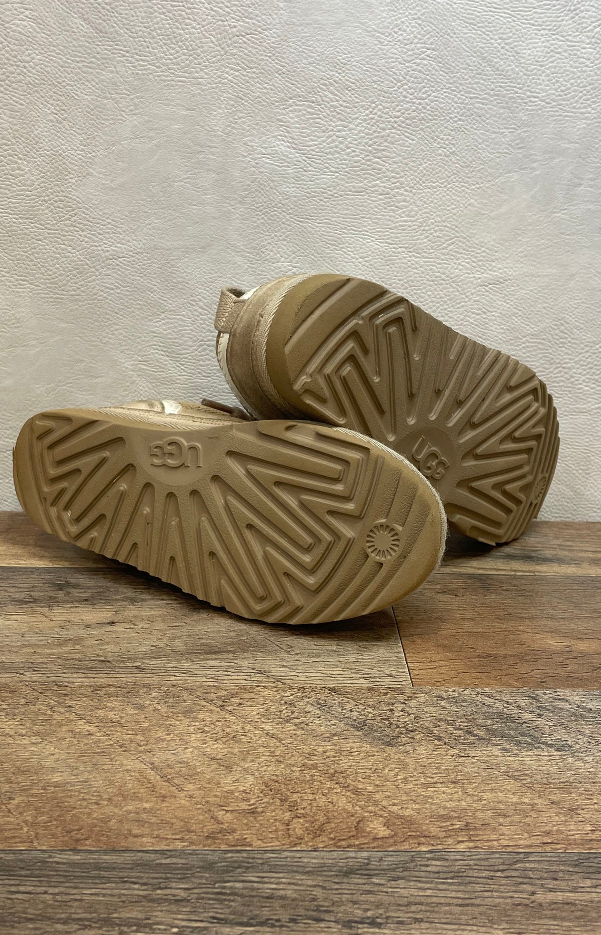 UGG Lowmel Sand Tan Kids Youth Fleece Lined Sneakers Size 2
