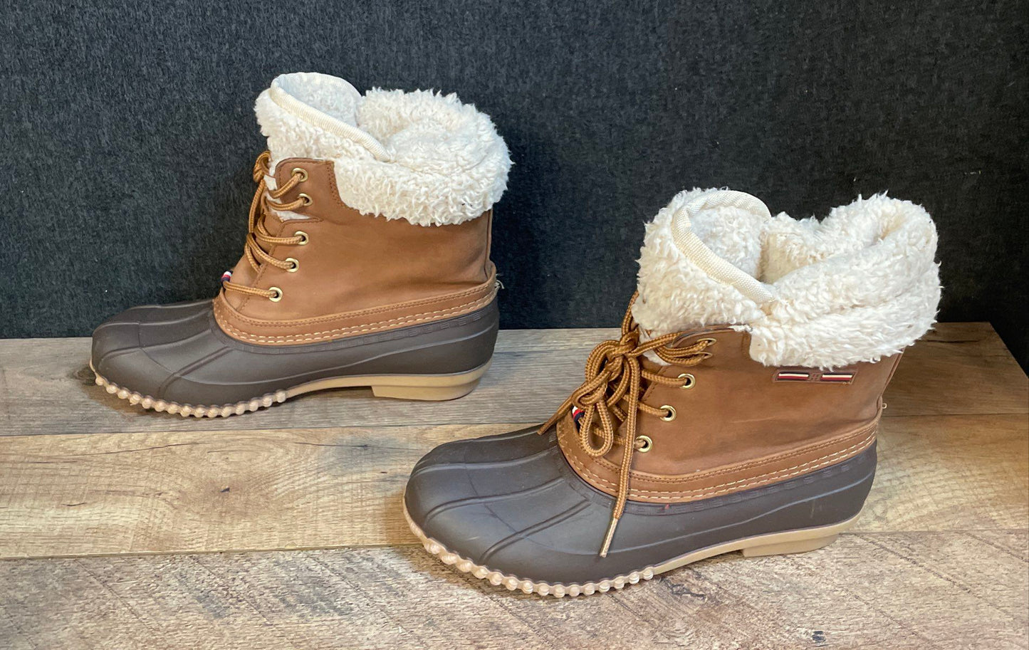 Tommy Hilfiger Tan Brown Faux Shearling Lined Lace Up Duck Boots Size 7