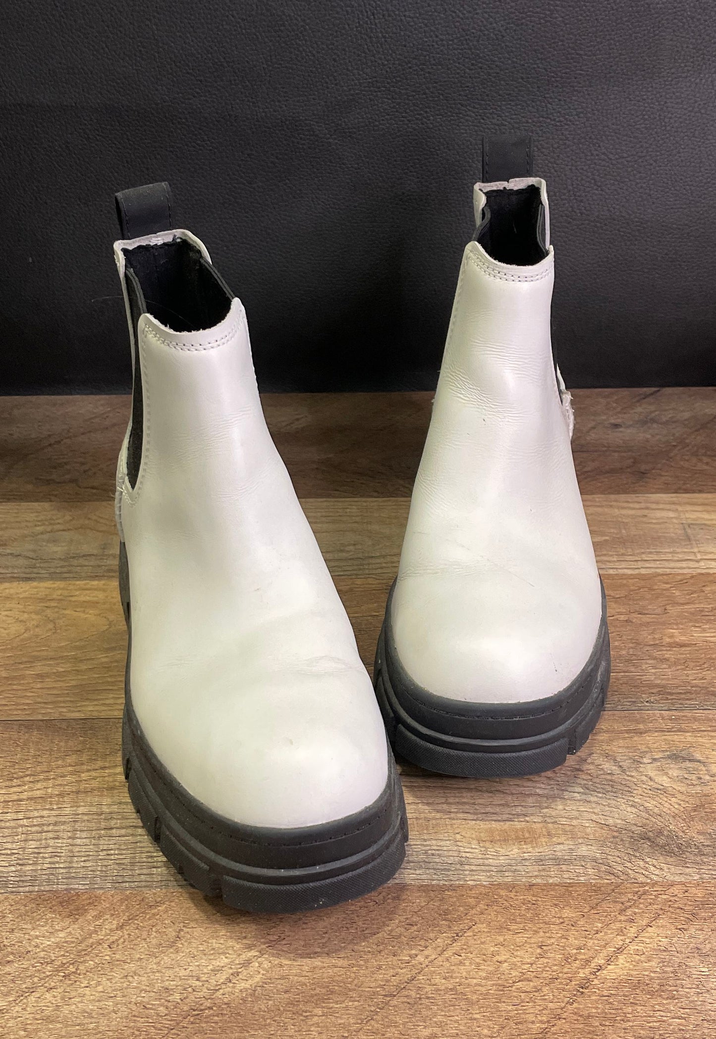 UGG Ashton Chelsea Lug Sole Boots White Black Leather Women's Size 9.5