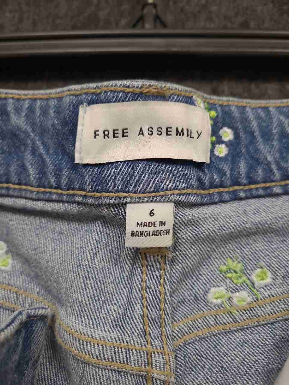 Free Assembly Women's Light Blue Floral Embroidered High Rise Jeans Size 6