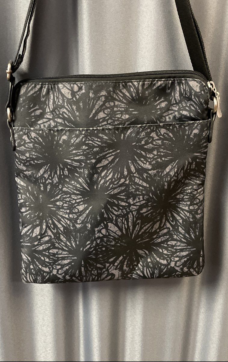 Baggallini Black Gray Patterned Nylon Crossbody Bag Small Messenger Purse Travel