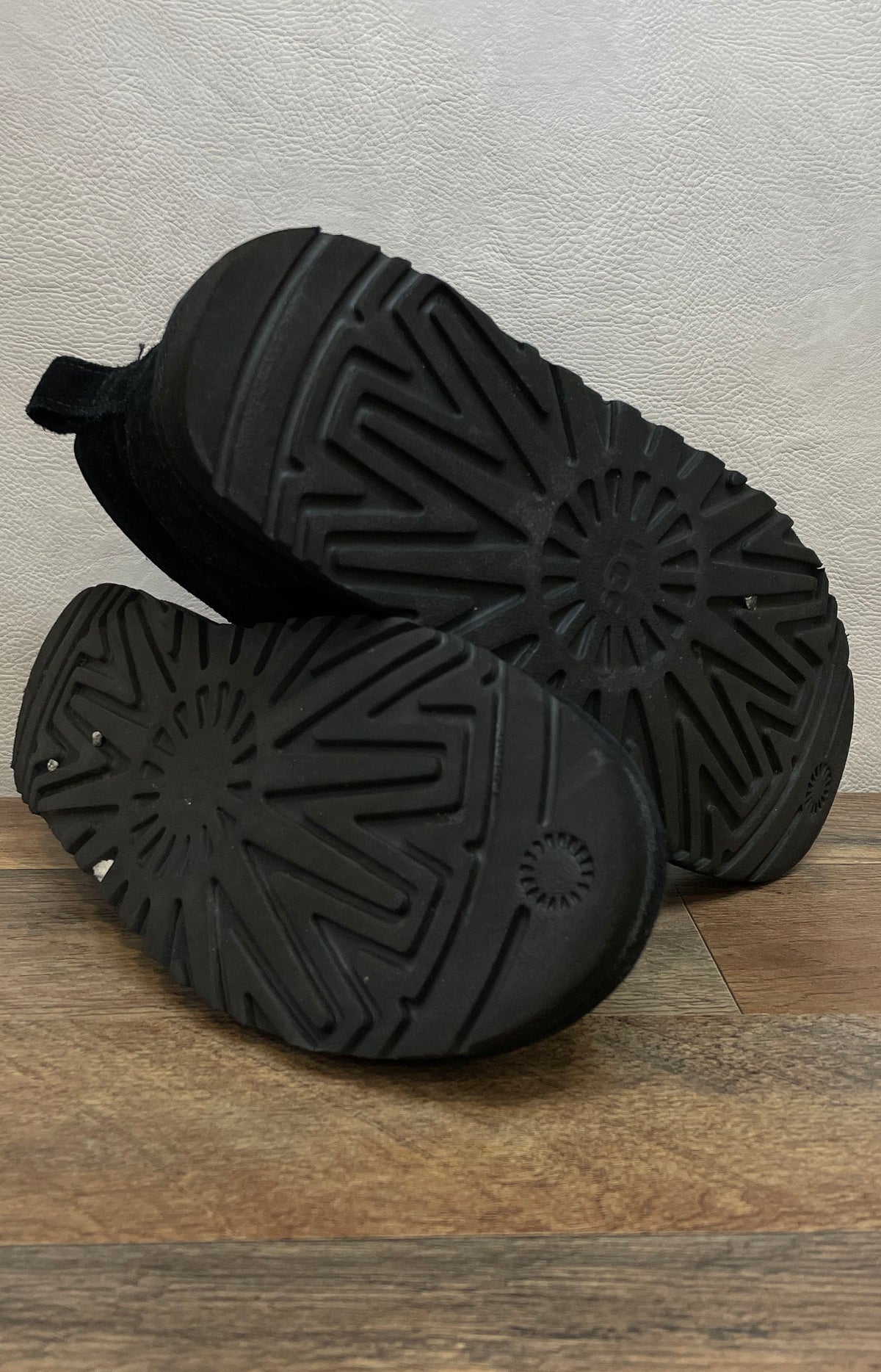 UGG Neumel Black Suede Shearling Lined Chukka Boots Men's Size 9