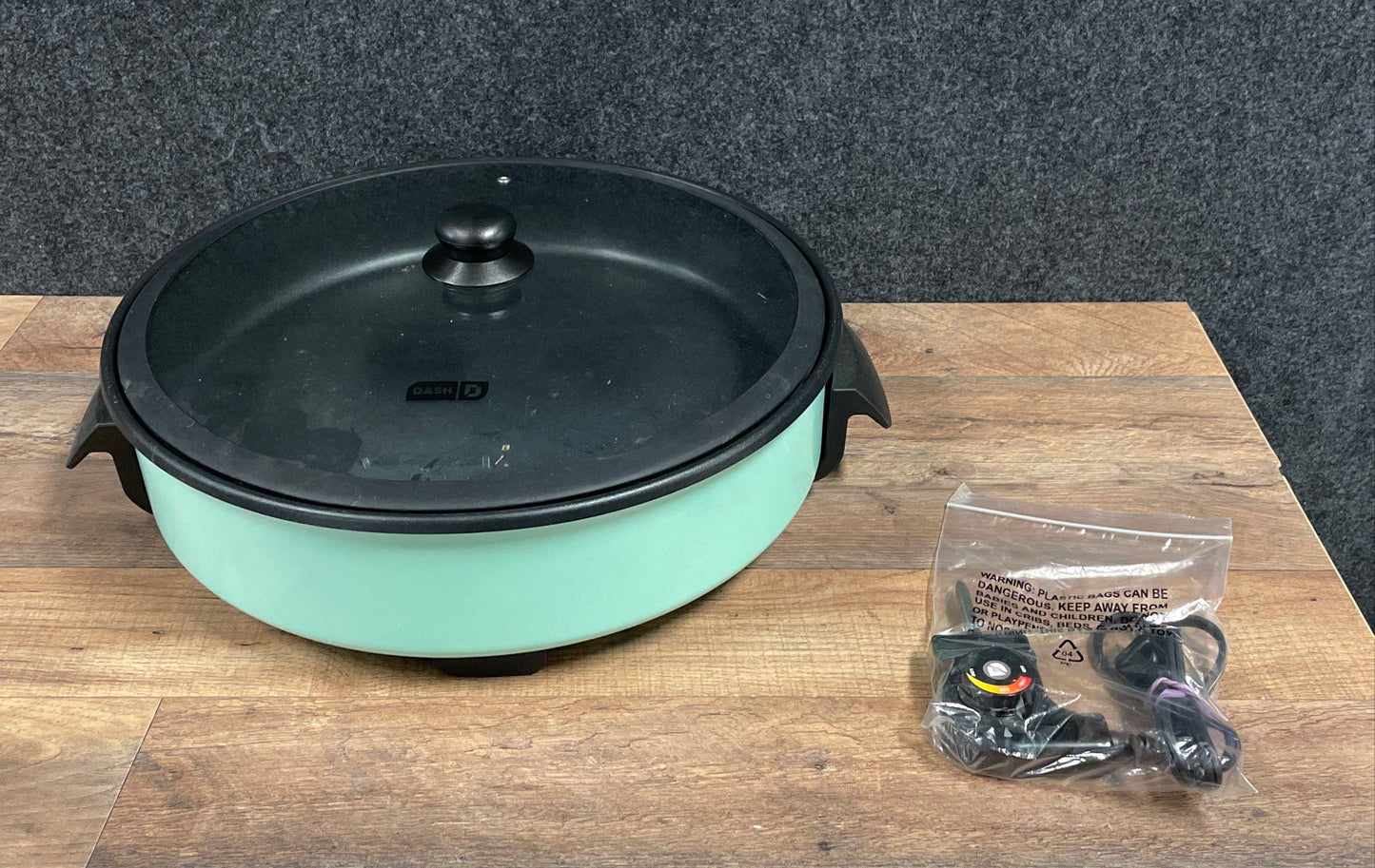 Dash DRG214AQ Family Size Electric Skillet 1400W Aqua Blue w/ Lid & Cord