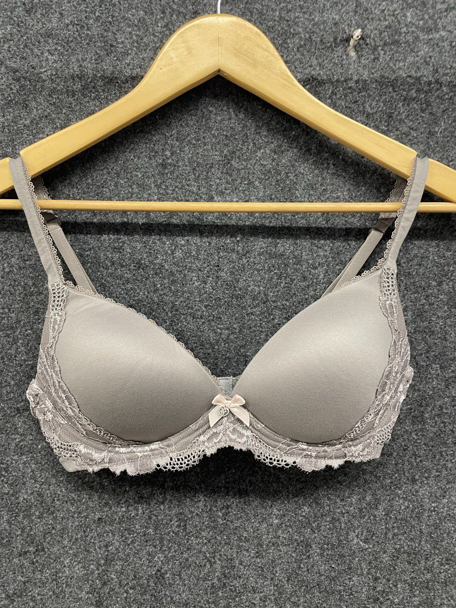 Victoria's Secret Women's Body by Victoria Grey Lace Wireless Bra Size 34C