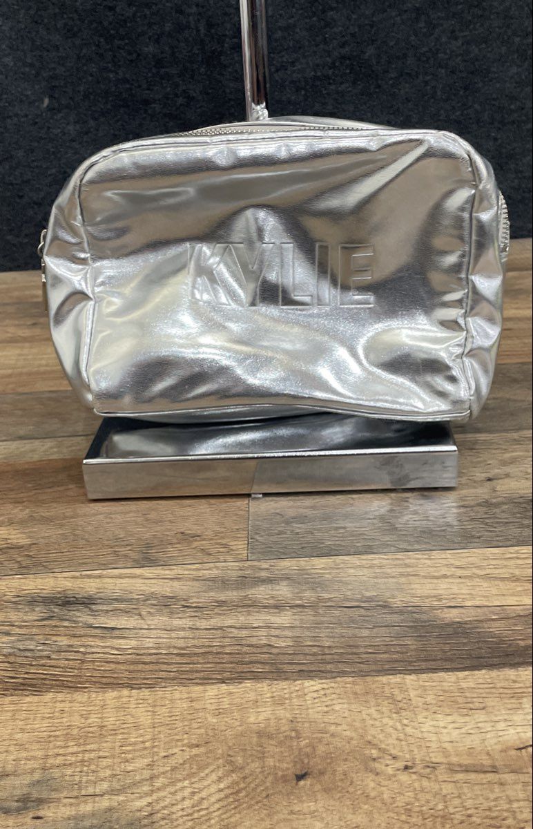 Kylie Cosmetics Silver Metallic Dripping Lips Makeup Bag Kylie Jenner
