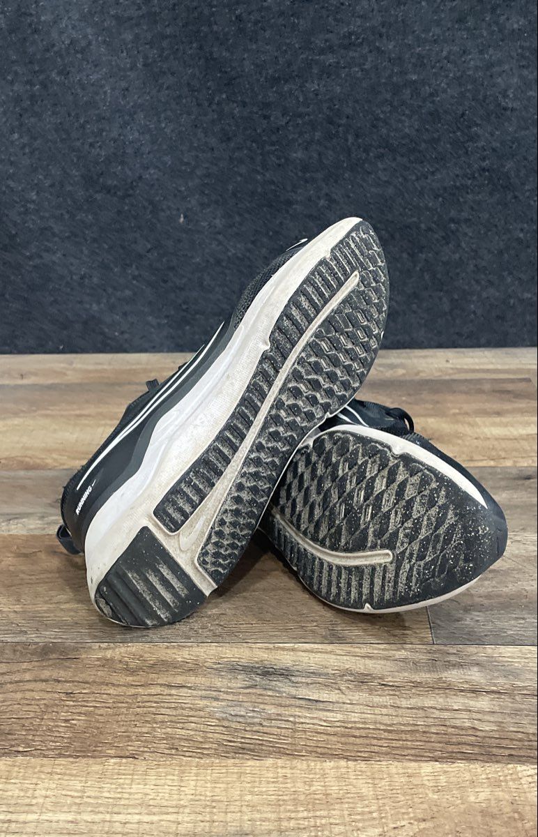 Nike Cosmic Runner Black White Youth Running Shoes Size 5.5Y