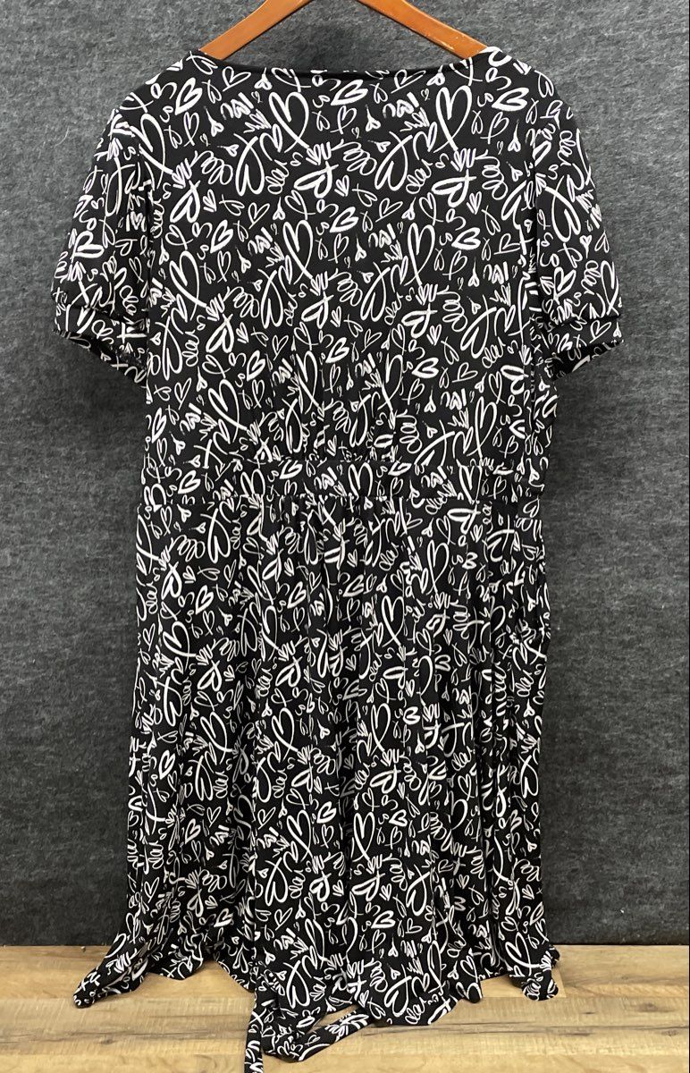 Torrid Women's Black Heart Print Surplice Puff Short Sleeve Dress NWT Sz 2X