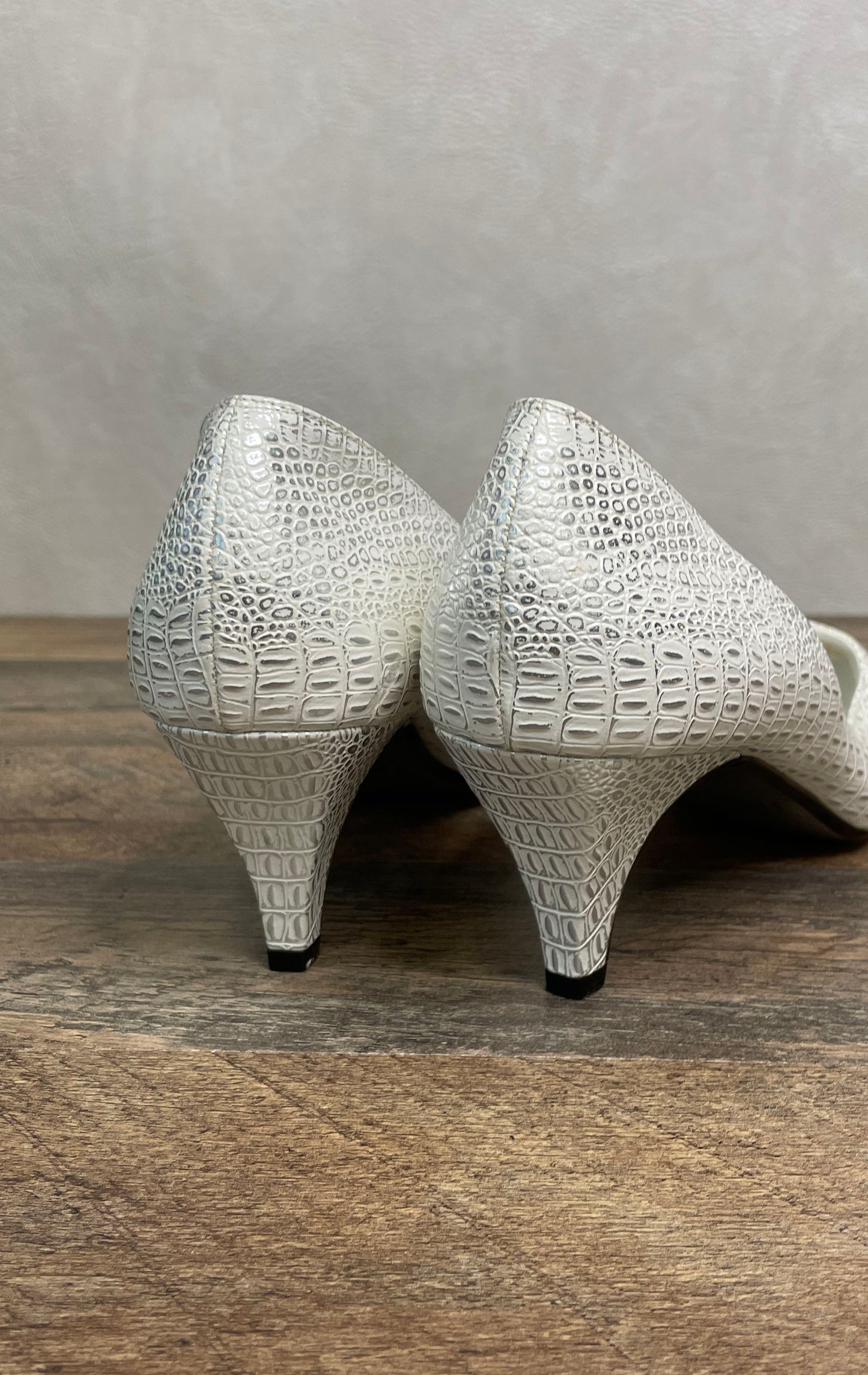 J. Renee Clair White Silver Reptile Embossed Pointed Toe Pumps Size 11M