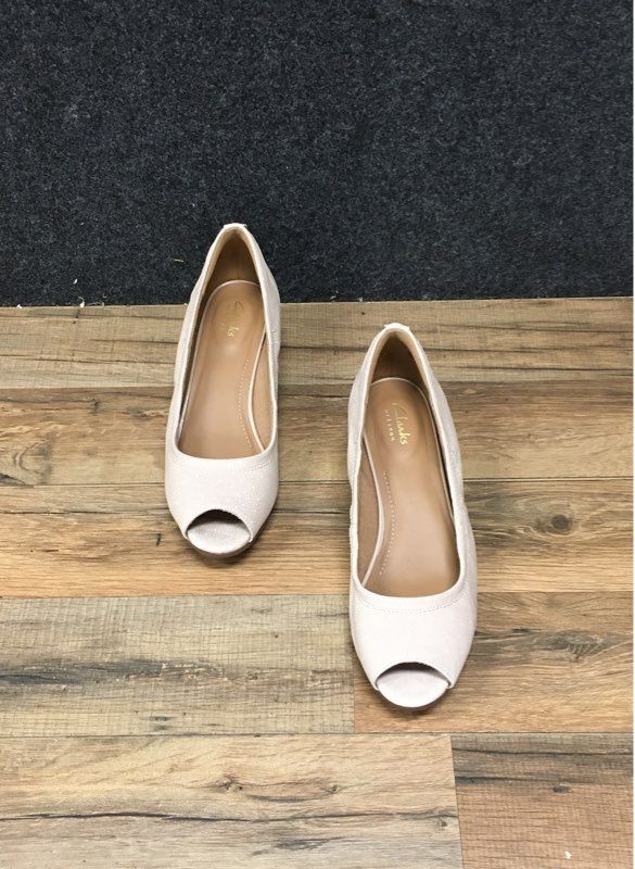 Clarks Heavenly Maze Artisan Nude Dot Peep Toe Wedge Pumps Women's Size 8.5