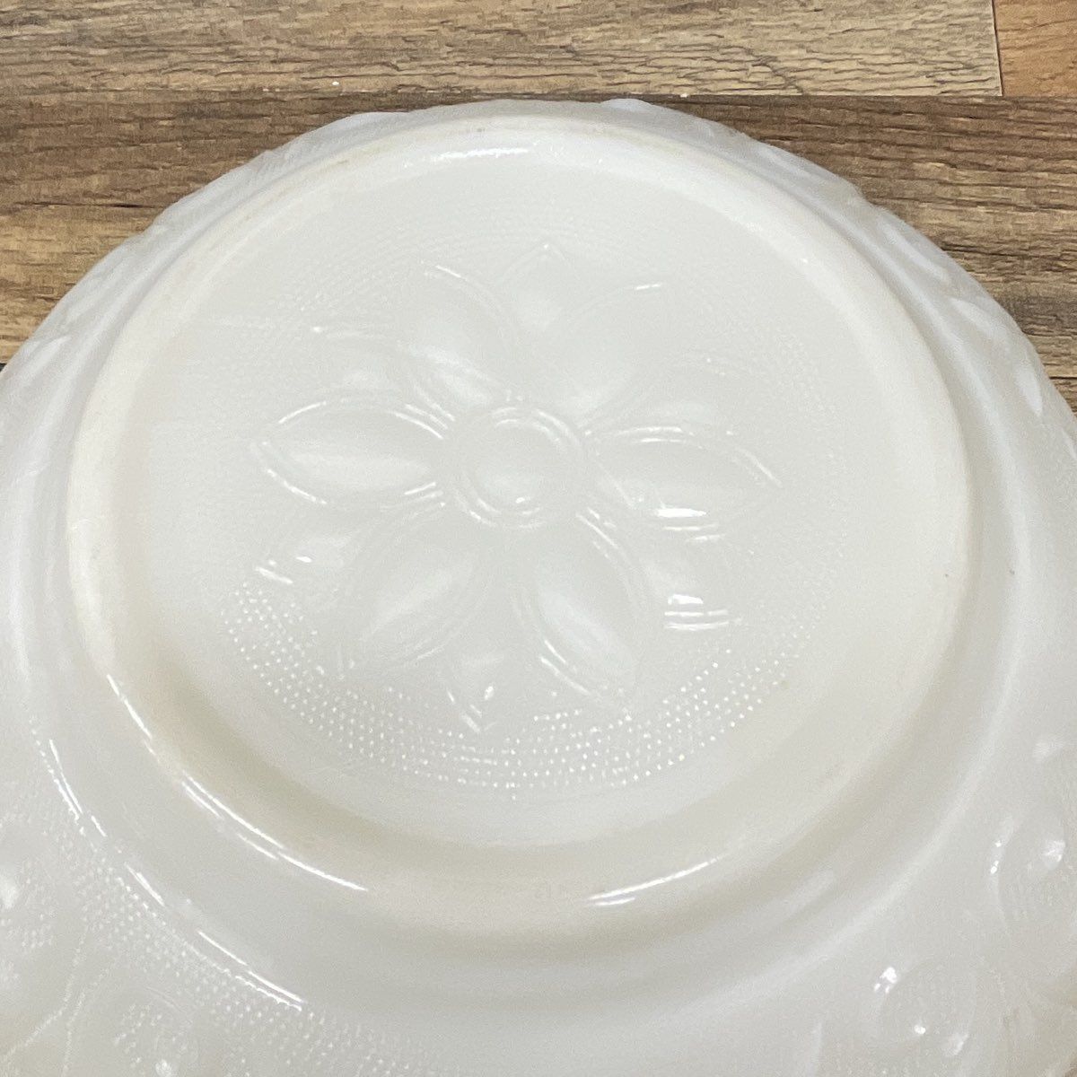 Anchor Hocking Sandwich White Milk Glass Daisy Pattern Punch Bowl 10"