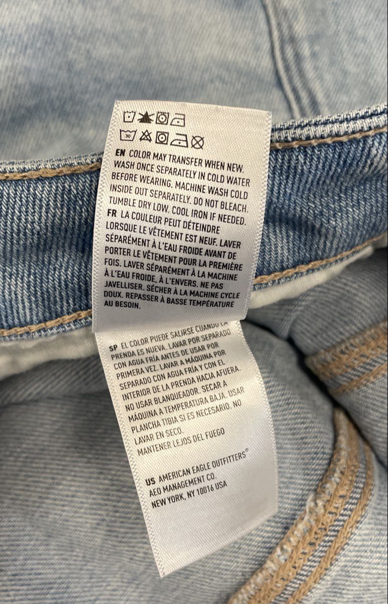 American Eagle Women's Light Wash Distressed Mom Straight Jeans Size 10 Reg