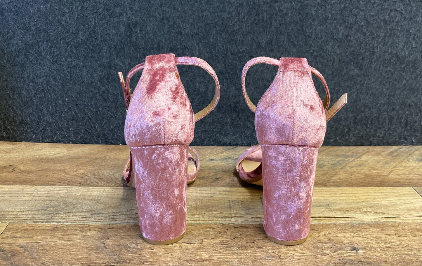 Steve Madden Carrson Blush Pink Velvet Ankle Strap Block Heel Sandals Size 9M