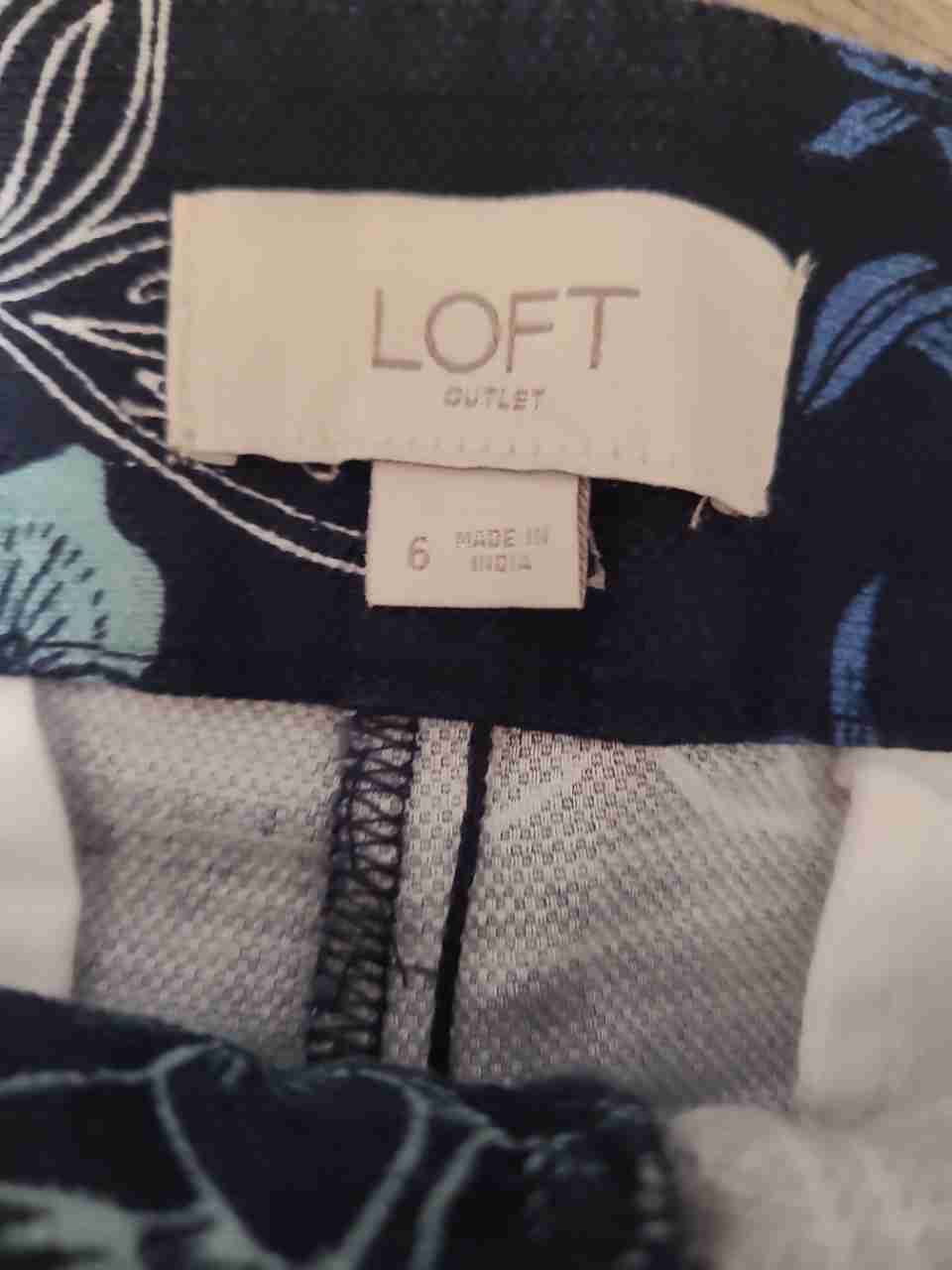 Loft Outlet Women's Navy Blue Floral Print 4 Inch Inseam Shorts Size 6