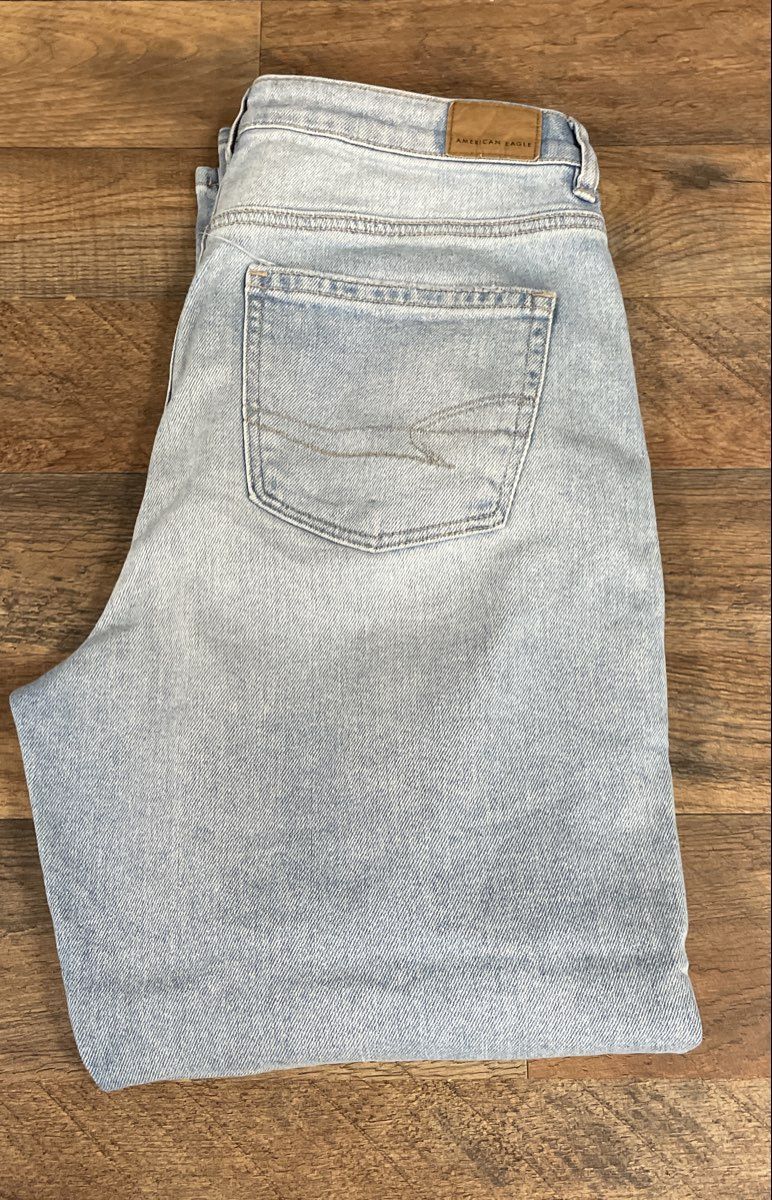 American Eagle Women's Light Wash Distressed Mom Straight Jeans Size 10 Reg