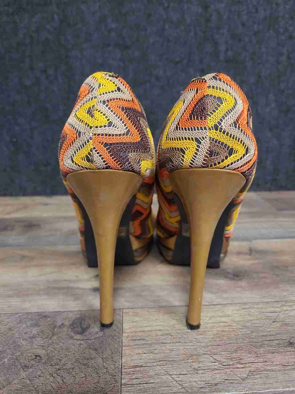 Wild Rose Olive01B Orange Multi Chevron Zig Zag Platform Pumps Women's Size 8.5