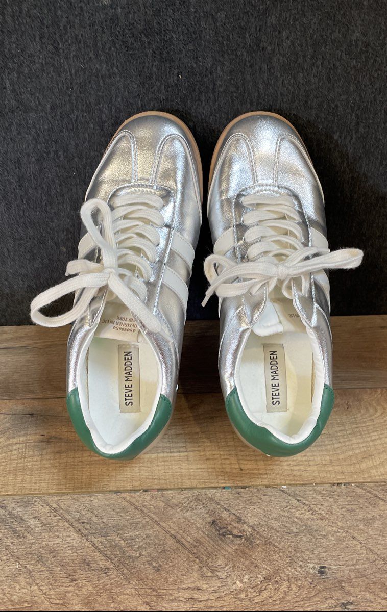 Steve Madden Metallic Silver Green White Low Top Soccer Sneakers Women's Size 10