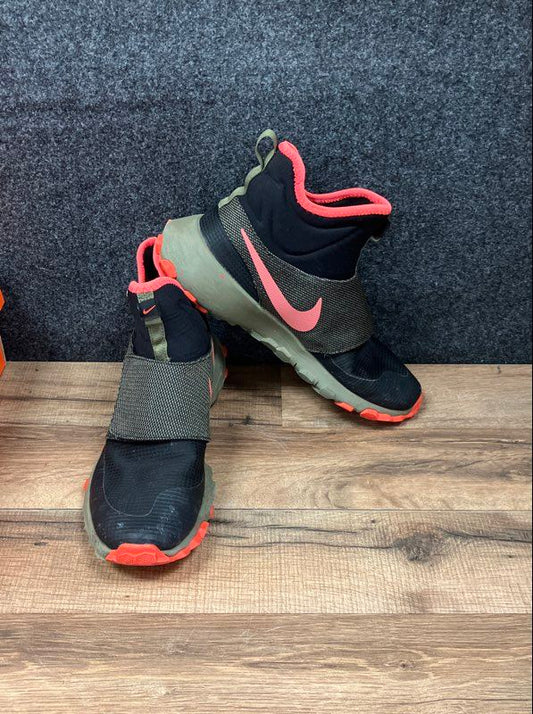 Nike Roshe Mid Winter Stamina GS Black Olive Crimson Sneaker Boots Size 6Y