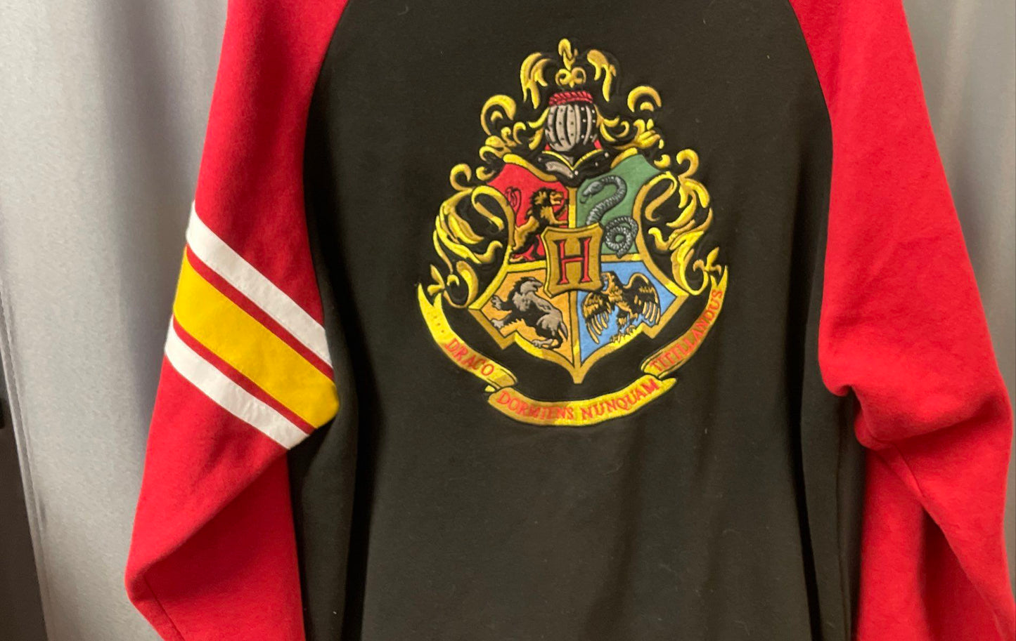 Universal Studios Harry Potter Burgundy Hogwarts Crest Zip Up Hoodie Sz XL