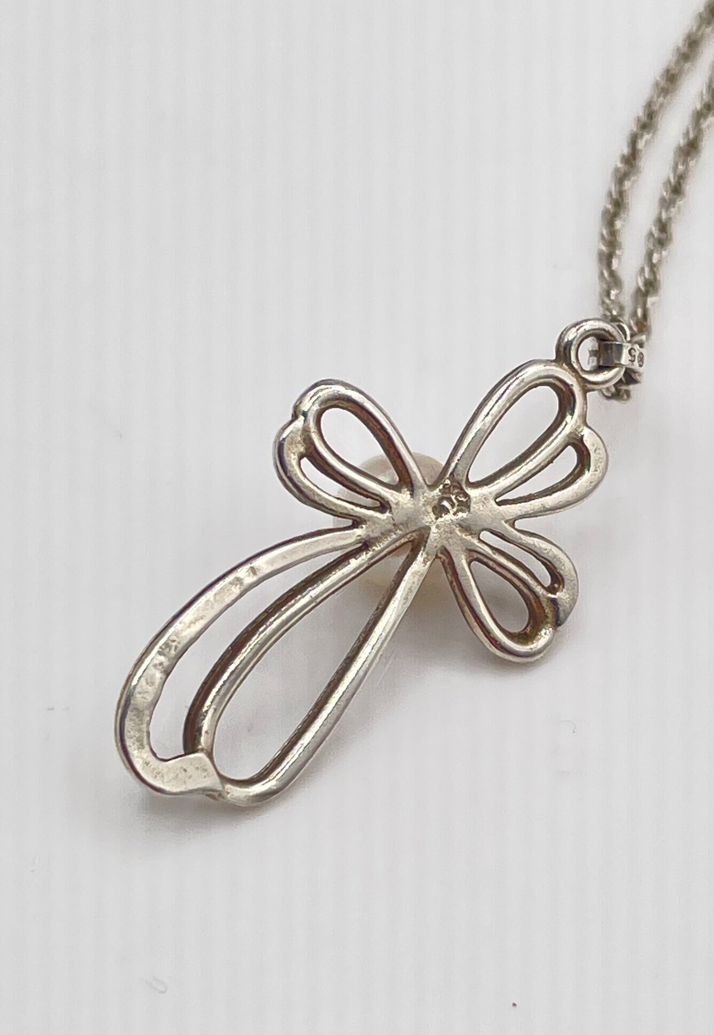925 Sterling Silver Ribbon Loop Cross W/ Faux Pearl Pendant Necklace 2.5g