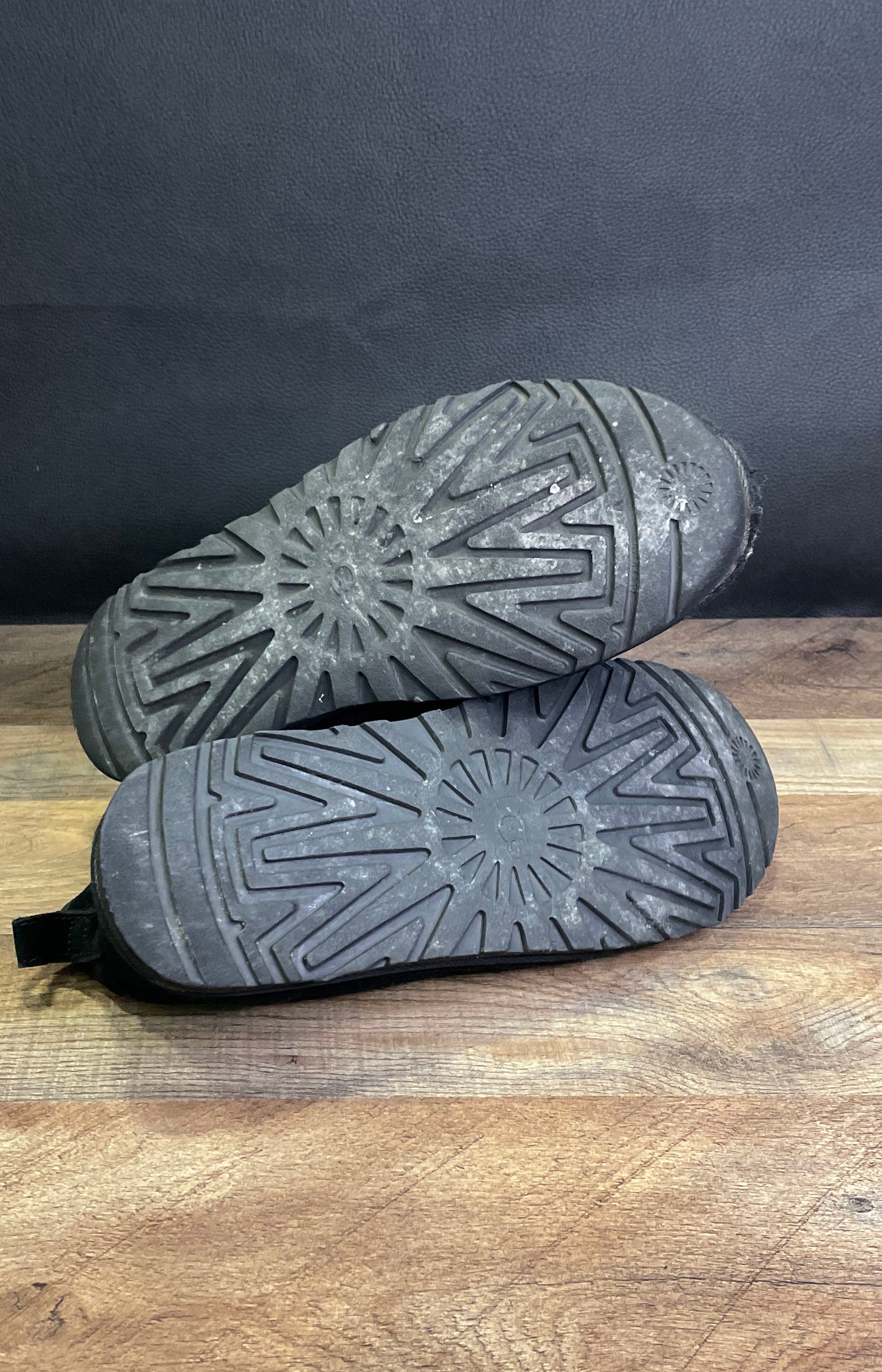UGG Neumel 3236 Black Suede Sheepskin Lined Chukka Boots Men's Size 10