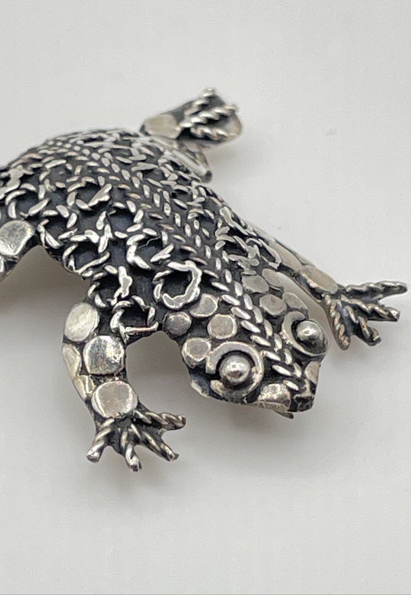Low Grade Silver (Ag 82.01) Granulated Filigree Frog Brooch Pin 3.6g