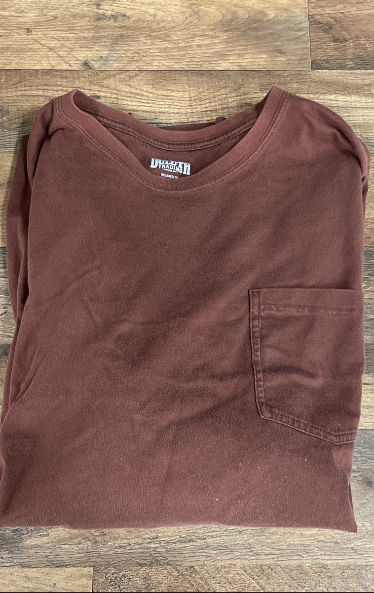 Duluth Trading Co Men's Relaxed Fit Longtail T Pocket T-Shirt Burgundy Sz 2XL