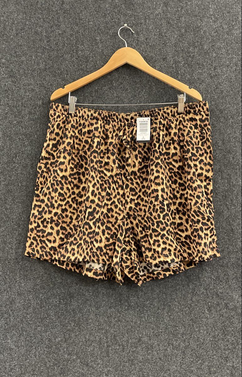Torrid Women's Leopard Print Elastic Waist Shorts Brown NWT Sz 2