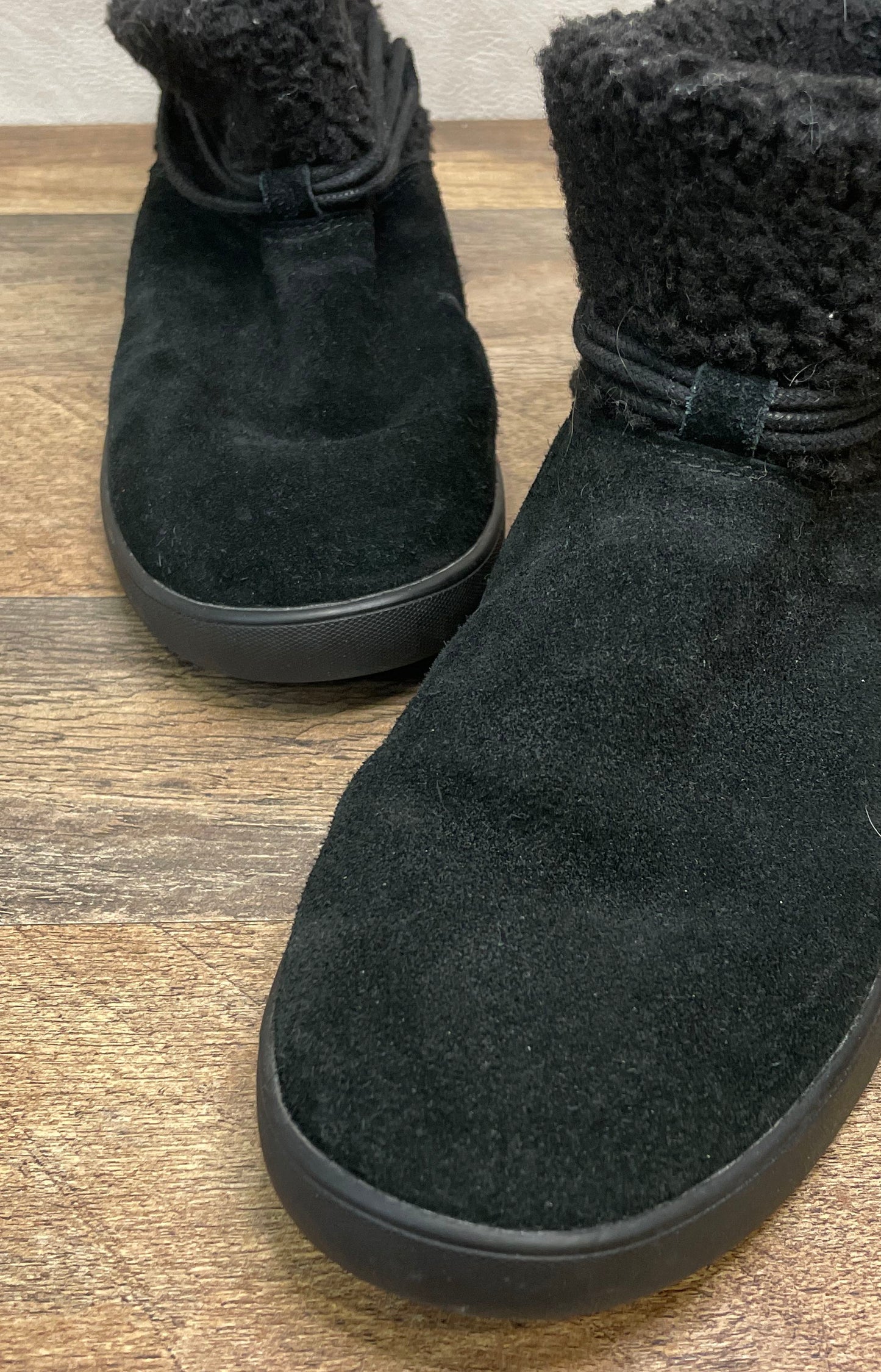 Koolaburra by UGG Victoria Short Black Suede Shearling Boots Women's Size 8