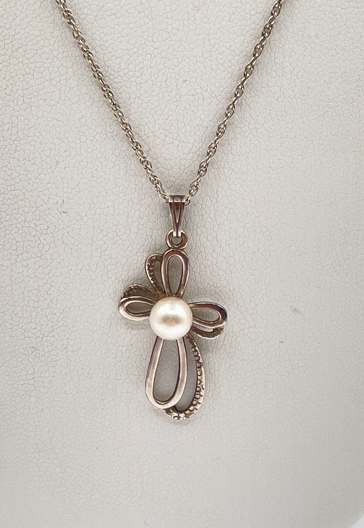 925 Sterling Silver Ribbon Loop Cross W/ Faux Pearl Pendant Necklace 2.5g