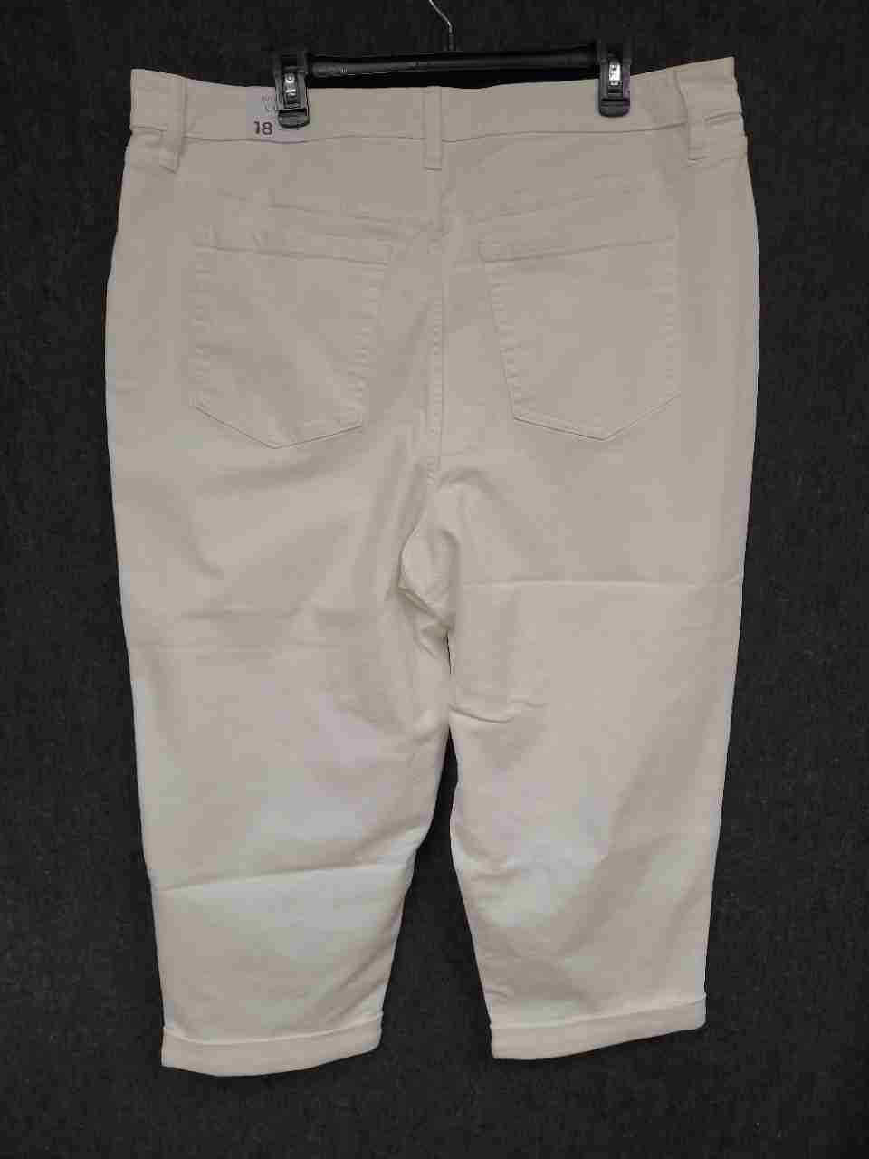 Lane Bryant Women's White Boyfriend Capri Pants Mid-Rise NWT Size 18