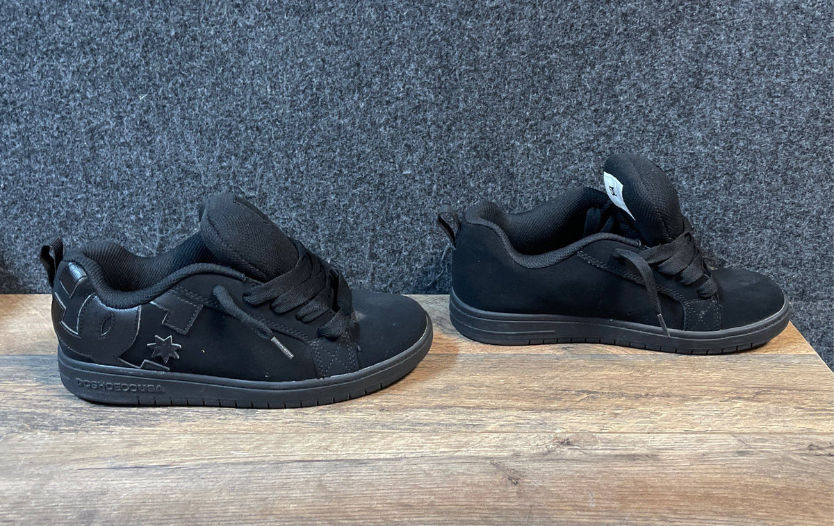 DC Shoes Youth Court Graffik Triple Black Skate Shoes Size 7