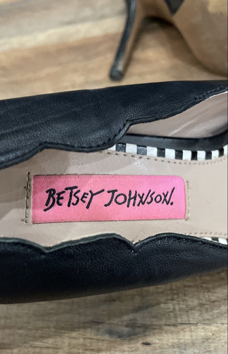 Betsey Johnson Raciee1 Black Scalloped Pointed Toe Heels Pumps Size 6