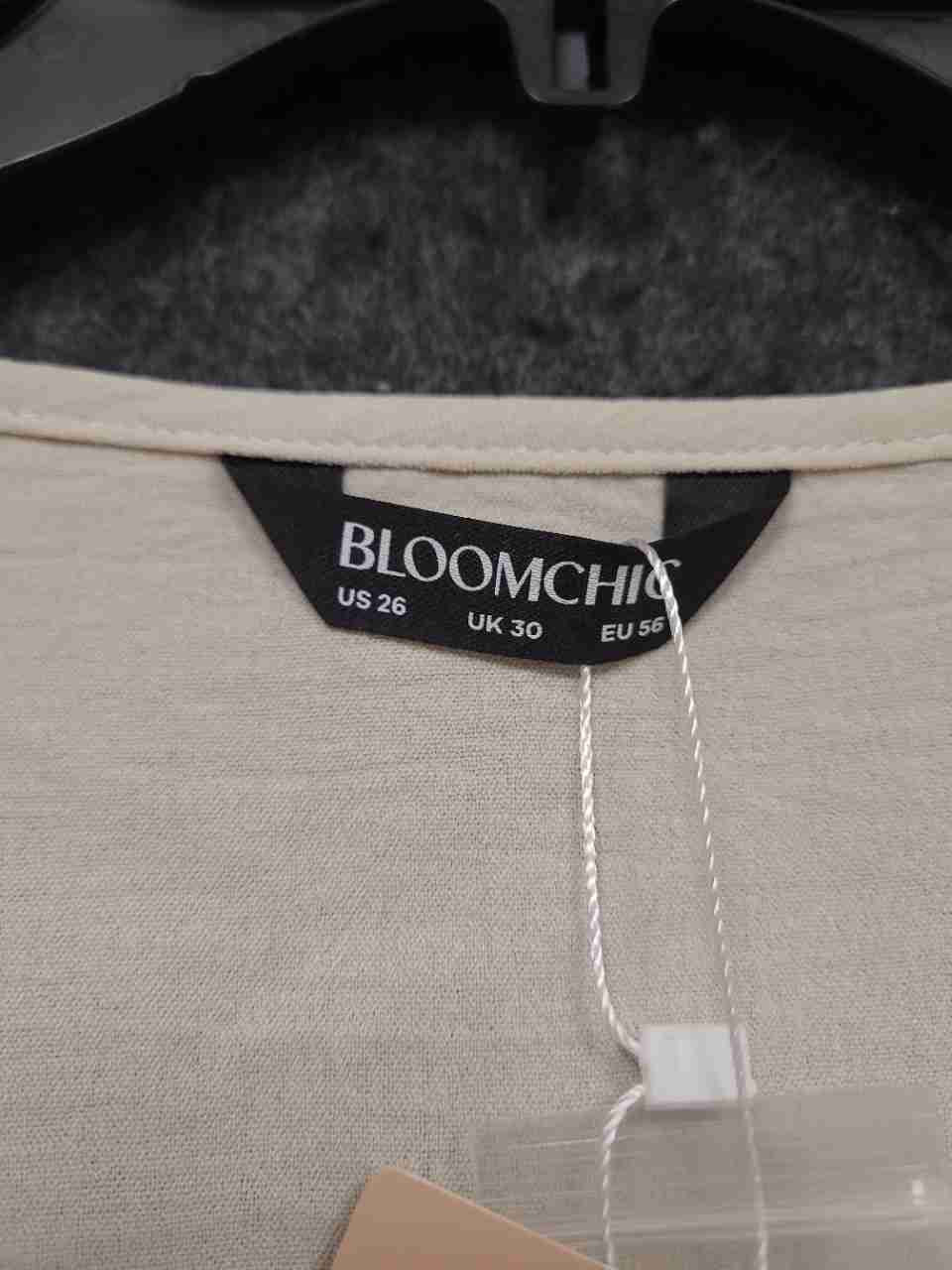 Bloomchic Women's Beige Textured V-Neck Button Front Vest Top Size 26 NWT