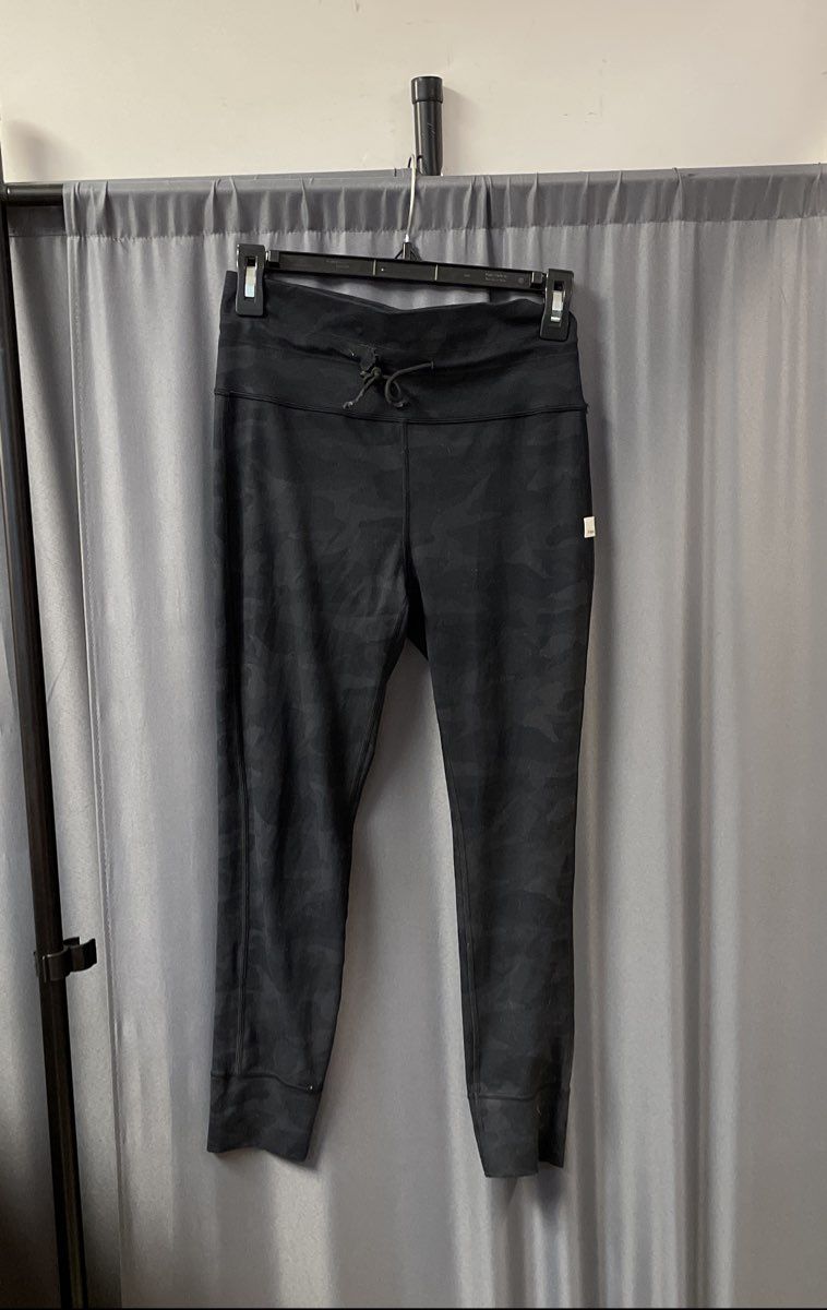 Vuori Women's Daily Legging Black Camo Drawstring Cuffed Logo Sz M