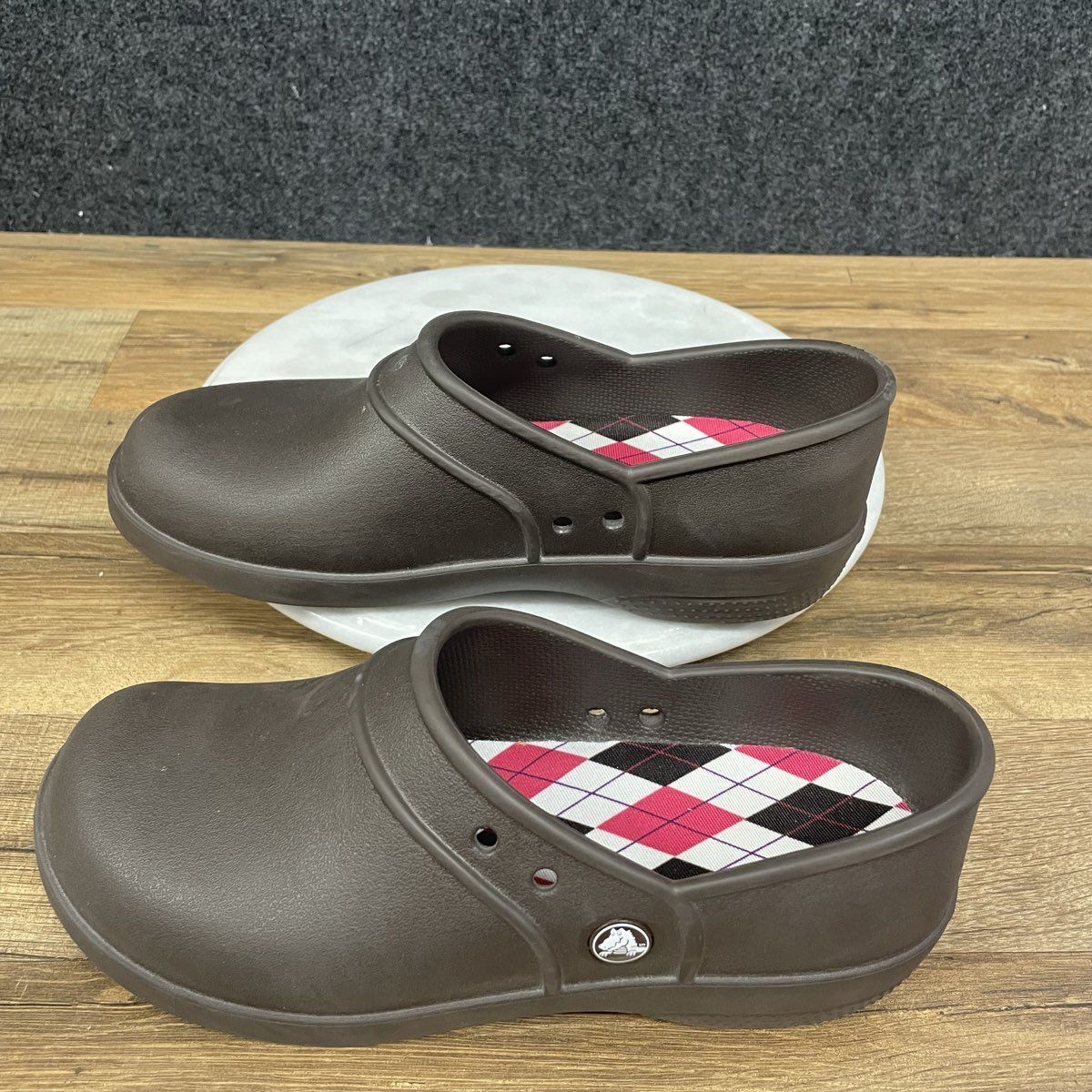 Crocs Neria Pro Comfort Espresso Brown Argyle Work Clogs Women's Size 8