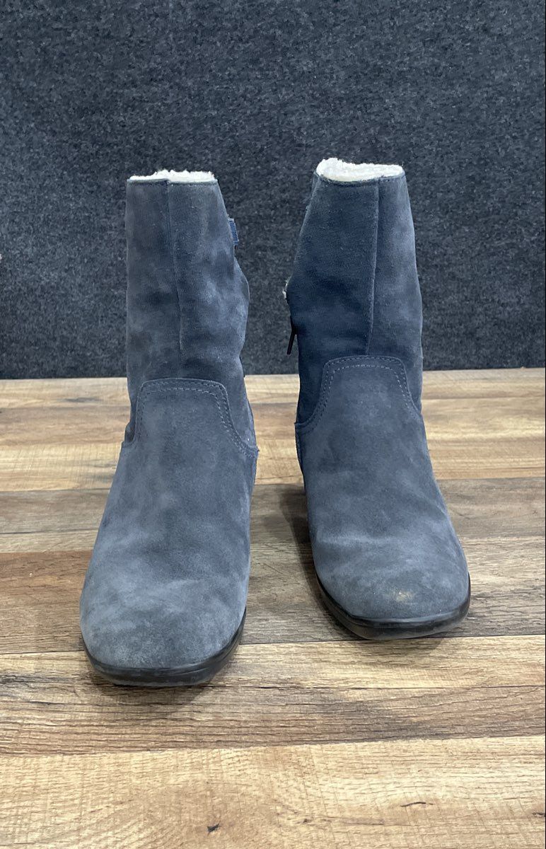 Clarks Navy Blue Suede Faux Fur Lined Block Heel Ankle Boots Women's Size 8M