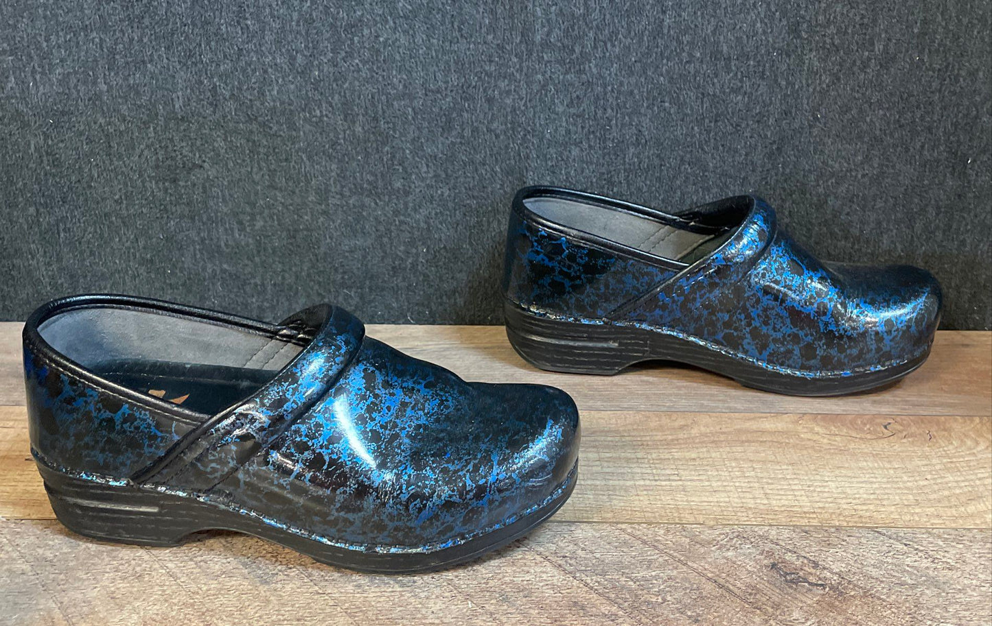 Dansko Professional Blue Black Crackle Patent Leather Clogs Women's Size 39