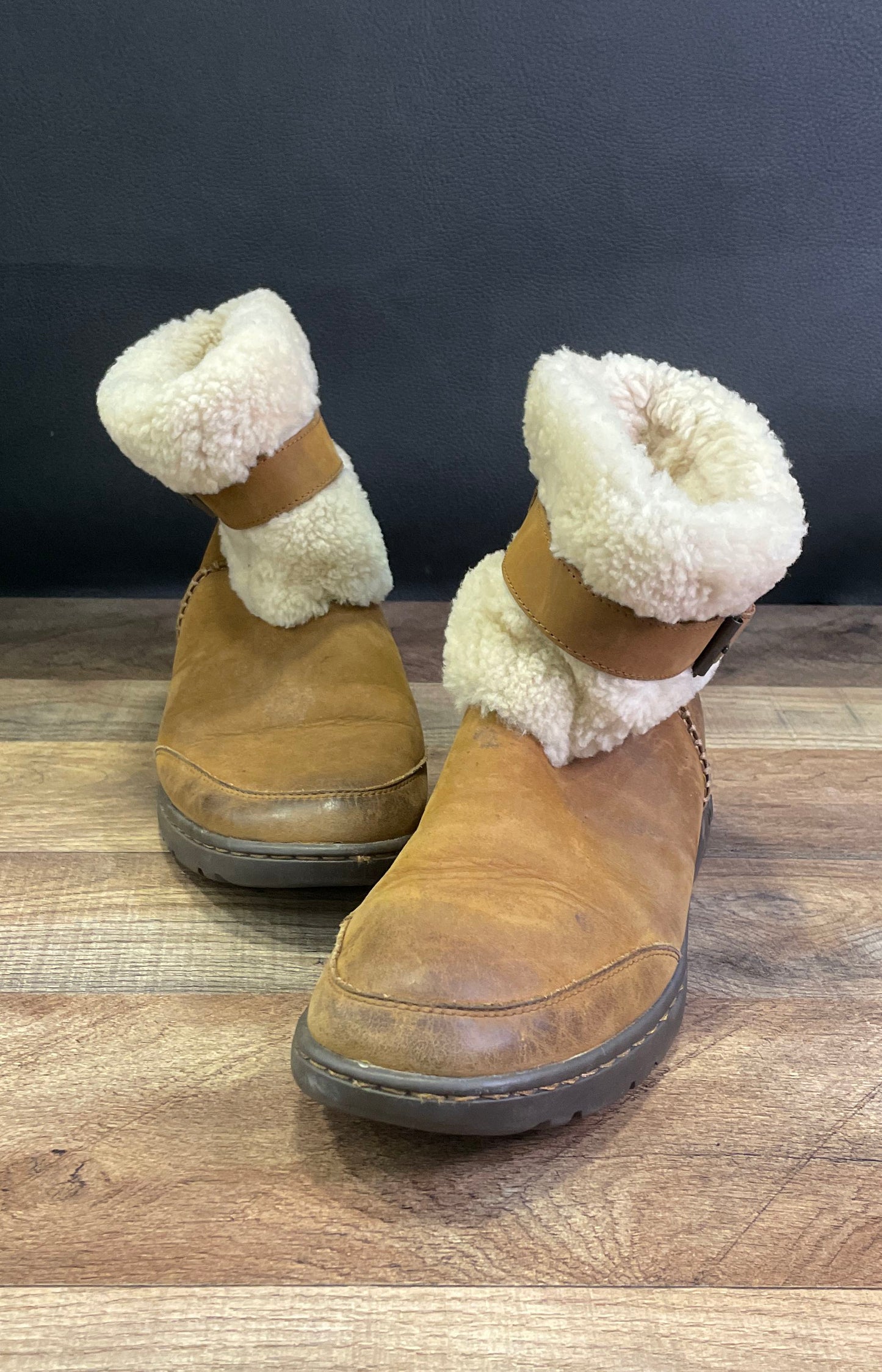 UGG Seldon Waterproof Chestnut Brown Leather Fur Lined Boots Women's Size 9
