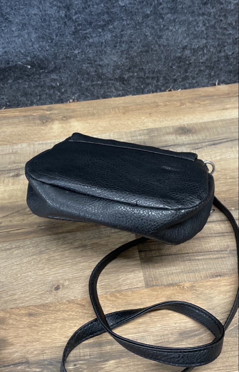 Kenneth Cole Reaction Black Pebbled Crossbody Bag Silver Chain Hardware