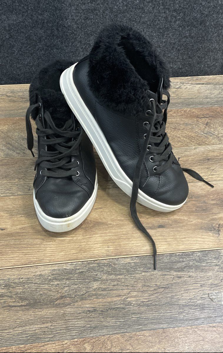 Koolaburra by UGG Advay Black Faux Fur Trim High Top Sneakers Women's Size 7
