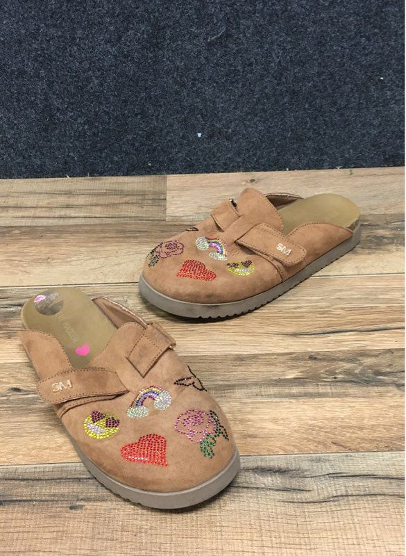Steve Madden JPINE Tan Rhinestone Patch Faux Suede Clogs Mules Size 4