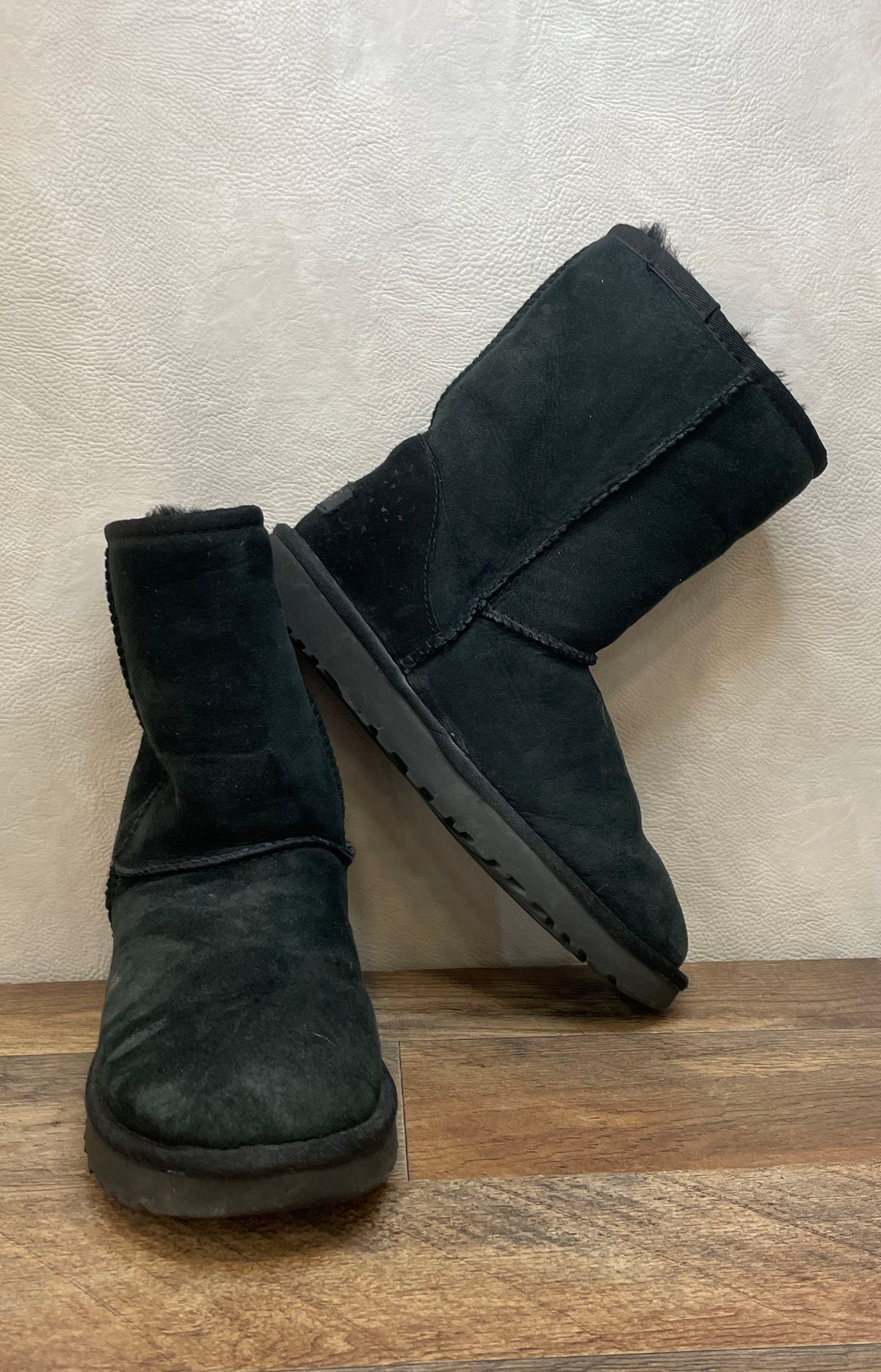 UGG Classic Short II Black Suede Sheepskin Boots Women's Size 8
