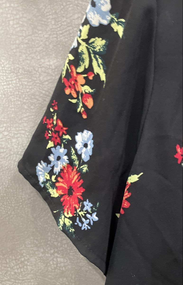 Chelsea and Theodore Women's Black Floral Short Sleeve Blouse Top Sz M