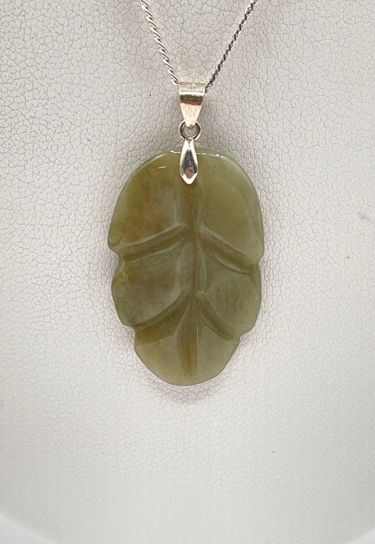 925 Sterling Silver Green Jade Leaf Pendant W/ Cable Chain Necklace 4.9g
