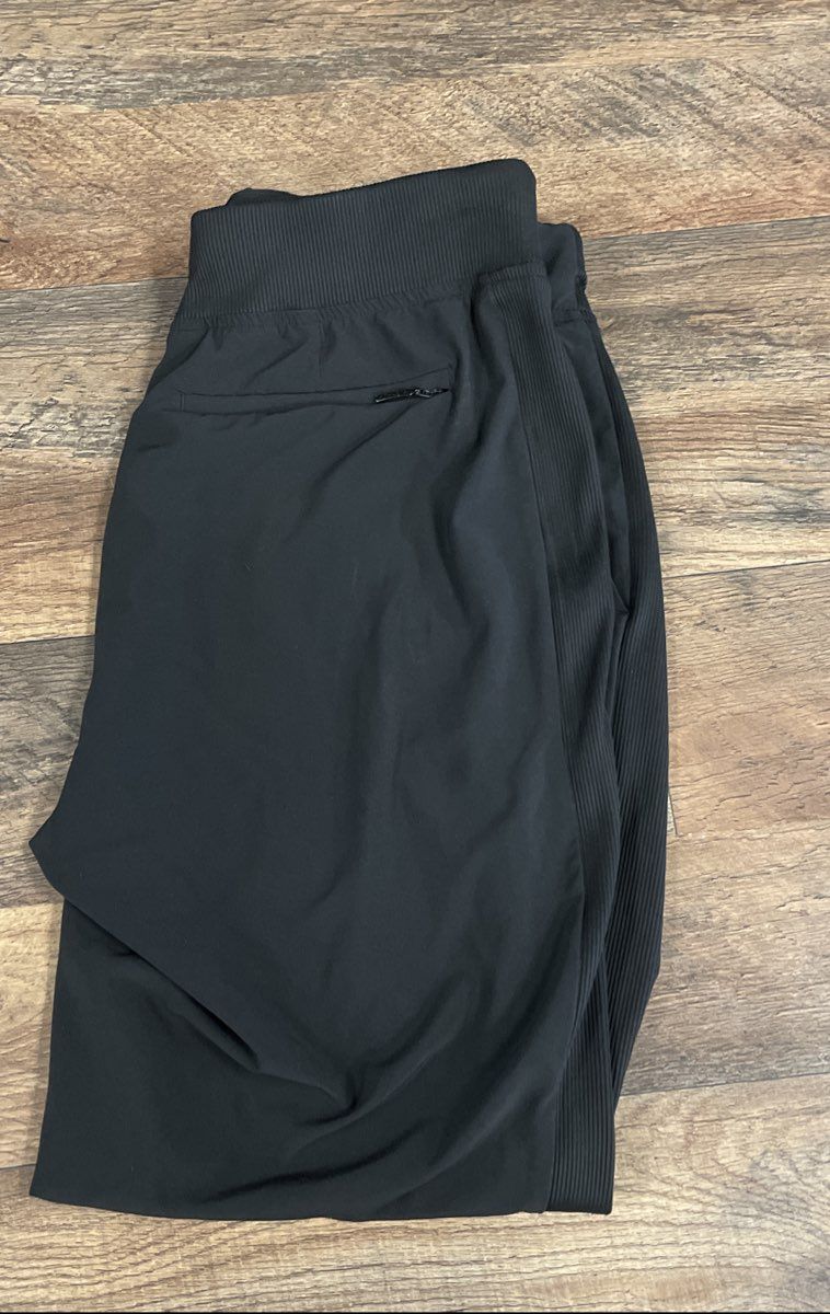Athleta Women's Black Headliner Hybrid Ribbed Side Panel Tapered Pants Size 6