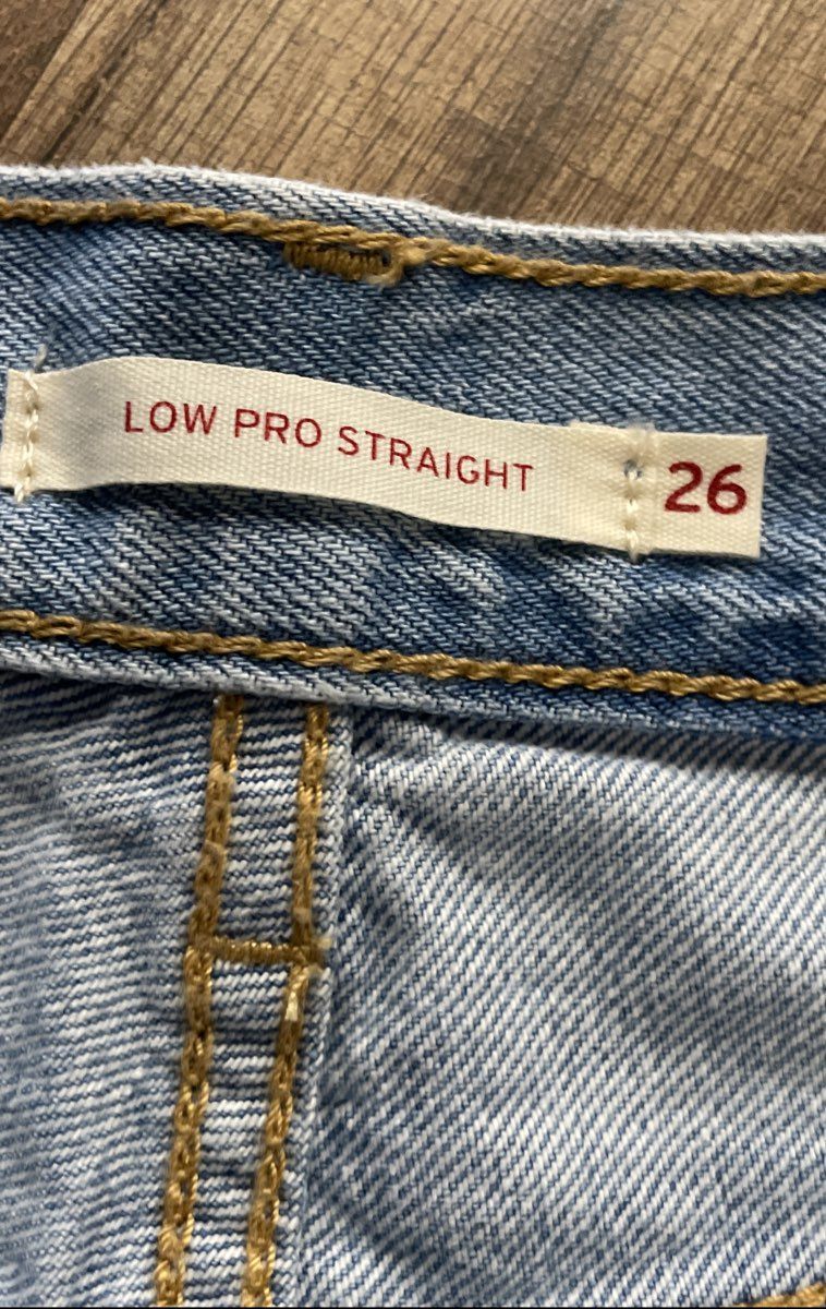 Levi's Women's Low Pro Straight Distressed Light Wash Ripped Jeans NWT Sz 26