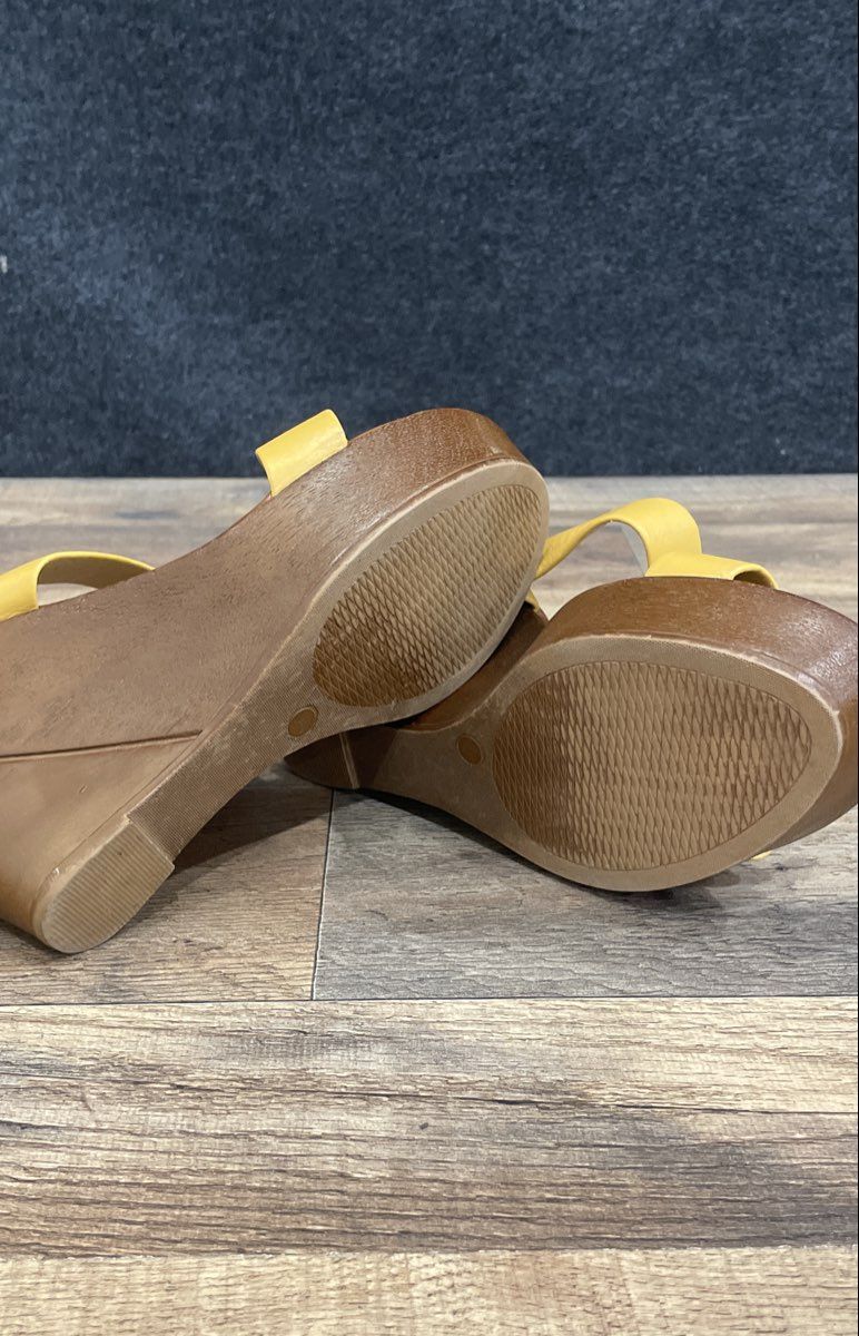 Italian Shoemakers Contesa Yellow Leather Wedge Sandals Womens Size 7.5M