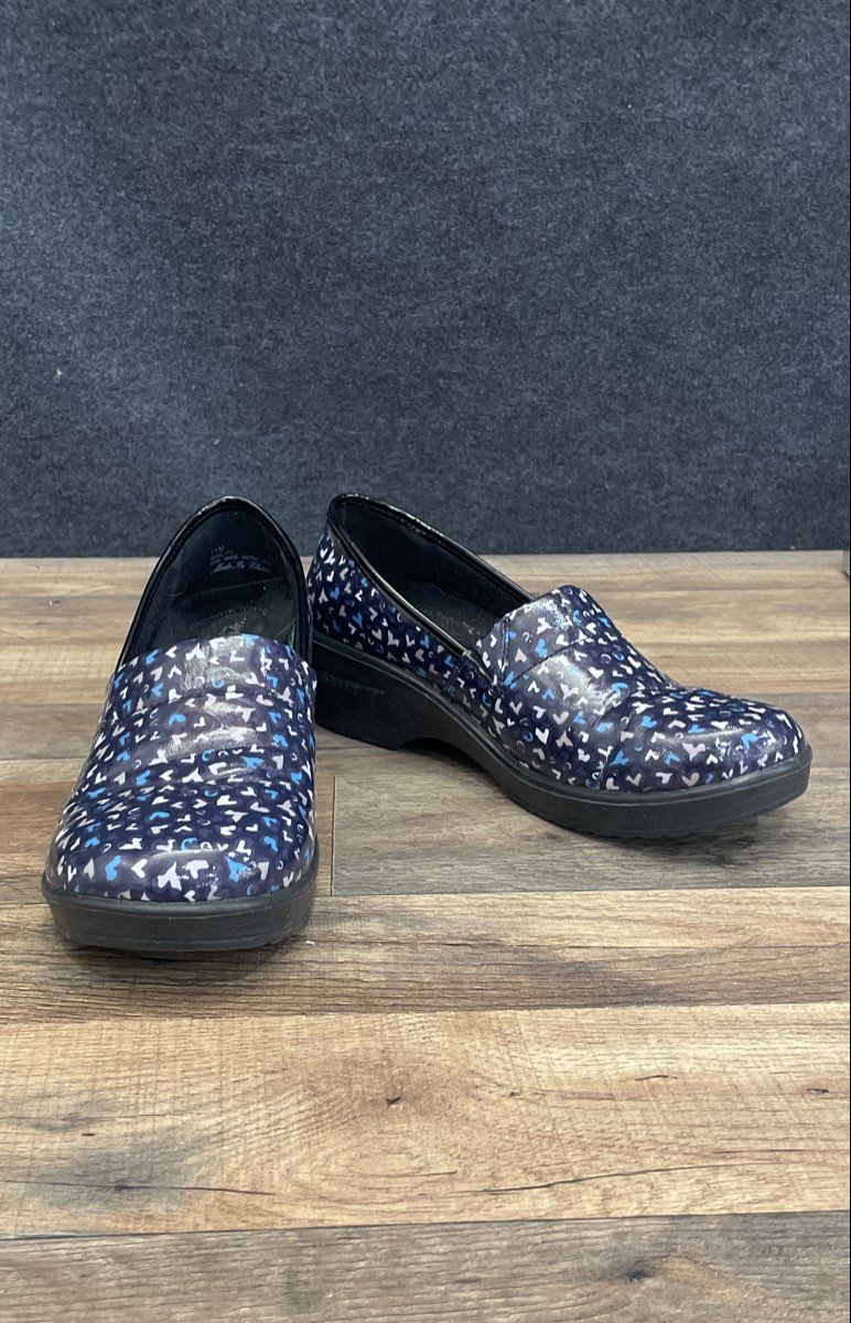 EasyWorks by Easy Street Lyndee Navy Heart Slip Resistant Clogs Size 11M