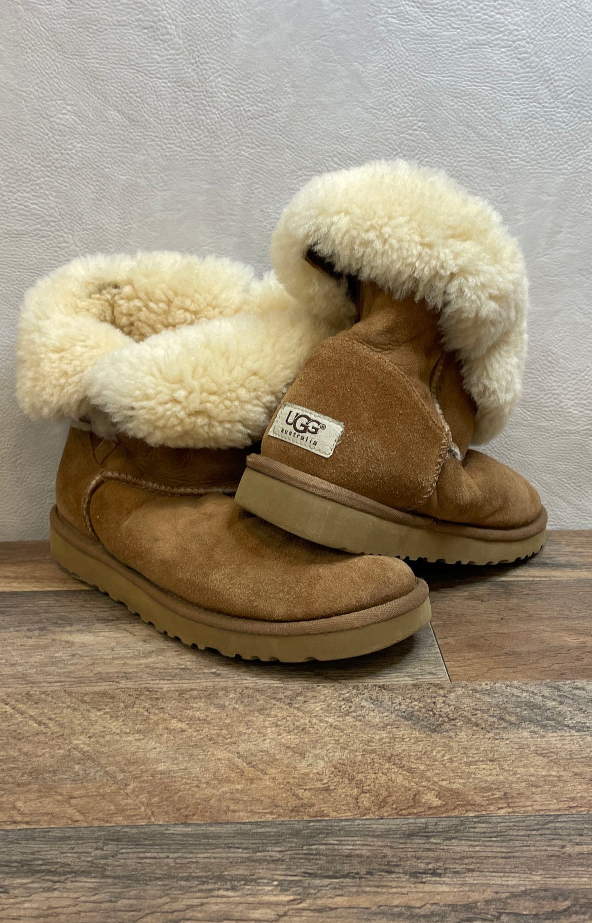 UGG Australia Bailey Button Chestnut Sheepskin Boots Women's Size 7