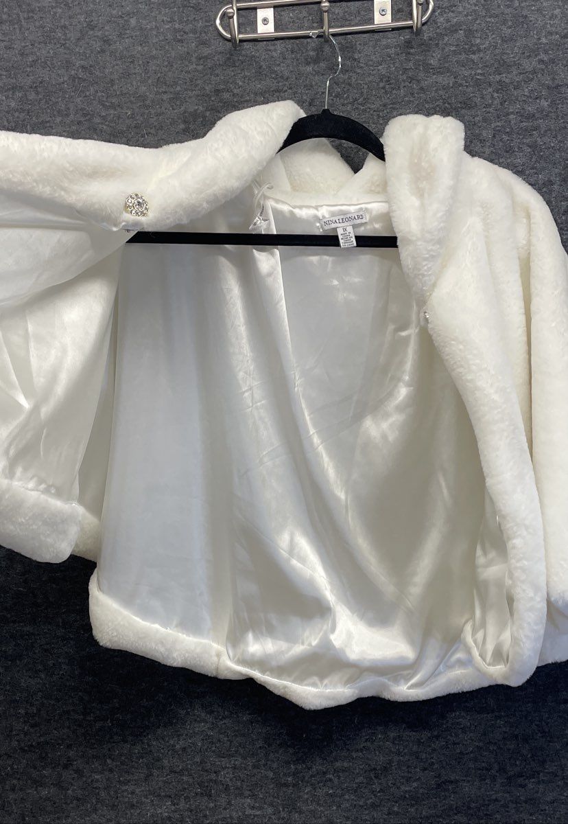 Nina Leonard Women's White Faux Fur Rhinestone Button Cape Shrug Bolero Sz 1X